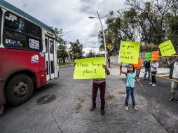 Poco más de 20 vecinos se manifestaron en el cruce de Normalistas y Manuel Gutiérrez Nájera. EL INFORMADOR / A. Hernández