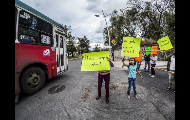 Poco más de 20 vecinos se manifestaron en el cruce de Normalistas y Manuel Gutiérrez Nájera. EL INFORMADOR / A. Hernández