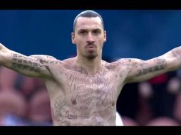 Zlatan recibio el cartón preventivo por despojarse de la camiseta al festejar su anotación. YOUTUBE / World Food Programme