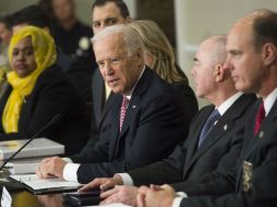 El vicepresidente Joe Biden se reúne con representantes internacionales en el primer día de la cumbre. AFP / S.Loeb