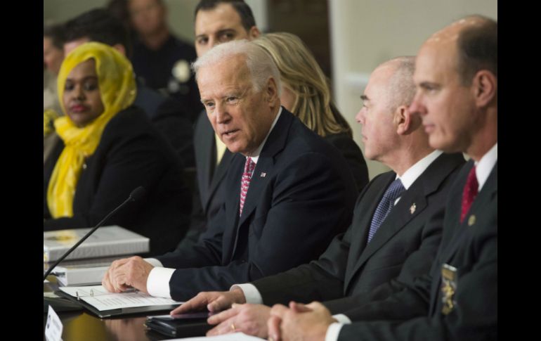 El vicepresidente Joe Biden se reúne con representantes internacionales en el primer día de la cumbre. AFP / S.Loeb