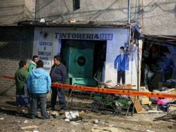 Los vidrios, las puertas y las cortinas de acero del inmueble salen disparadas. SUN /