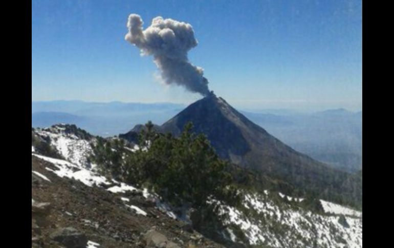 Protección Civil reporta esta mañana dos grandes exhalaciones en el Volcán de Colima. TWITTER / @PCJalisco