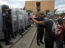 Al menos dos policías fueron heridos en la cabeza y dos maestros también resultaron con lesiones leves. SUN / ARCHIVO