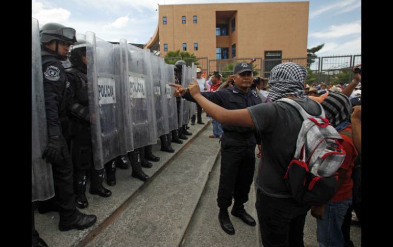 Al menos dos policías fueron heridos en la cabeza y dos maestros también resultaron con lesiones leves. SUN / ARCHIVO