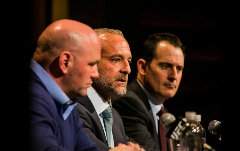 Los directivos de la UFC Dana White (izq.), Lorenzo Fertitta (centro) y Lawrence Epstein (der.) durante la conferencia. TWITTER / @UFCNews