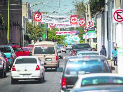 LEY DE LA SELVA. A pesar de que claramente está prohibido estacionarse, los automovilistas hacen caso omiso y aparcan sus autos. EL INFORMADOR / F. Atilano