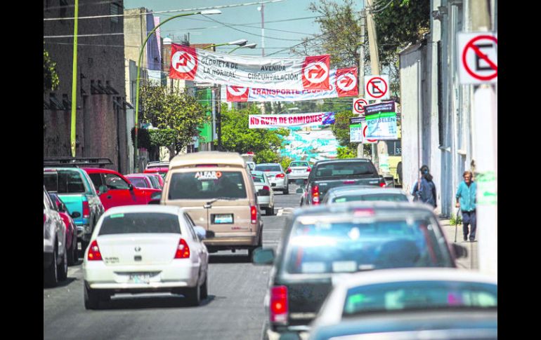 LEY DE LA SELVA. A pesar de que claramente está prohibido estacionarse, los automovilistas hacen caso omiso y aparcan sus autos. EL INFORMADOR / F. Atilano