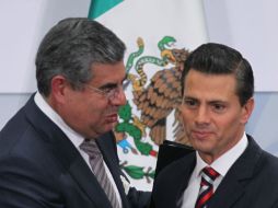 Pedro Padierna, presidente del CEEG, y Enrique Peña Nieto. NTX / J. Pazos