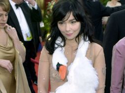 Entre las peores vestidas de la historia de los premios está Björk en 2001 con su vestido de cisne. EFE / ARCHIVO