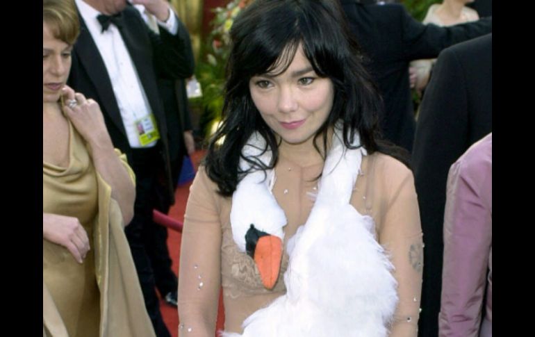 Entre las peores vestidas de la historia de los premios está Björk en 2001 con su vestido de cisne. EFE / ARCHIVO