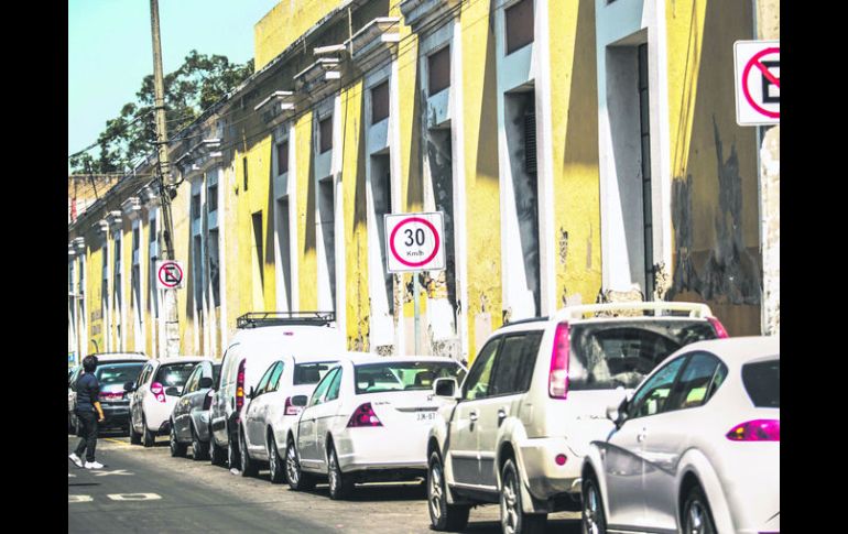 Sanciones. Cuando se detecte reincidencia en vehículos que se estacionen en áreas restringidas se procederá a aplicar folios. EL INFORMADOR / F. Atilano