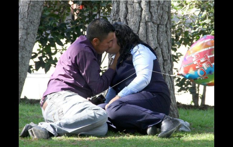 ¡Cuidado! Un simple beso en algunos lugares del mundo podría hacer que pases un romántico momento... en la cárcel. EL INFORMADOR / ARCHIVO