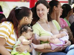 El hecho de dar leche materna a los bebés se reflejará en su salud cuando crezcan. EFE / ARCHIVO