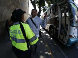 Agentes de Vialidad auxilian a usuarios de transporte público en la zona. EL INFORMADOR / A. Hernández