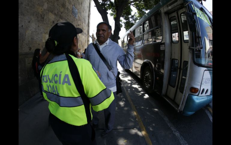 Agentes de Vialidad auxilian a usuarios de transporte público en la zona. EL INFORMADOR / A. Hernández