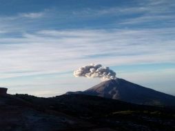 Según el vulcanólogo Carlos Suárez, el cráter del coloso tiene hasta el momento unos 200 metros de diámetro,y aprox. 45 de profundidad. TWITTER / @PCJalisco