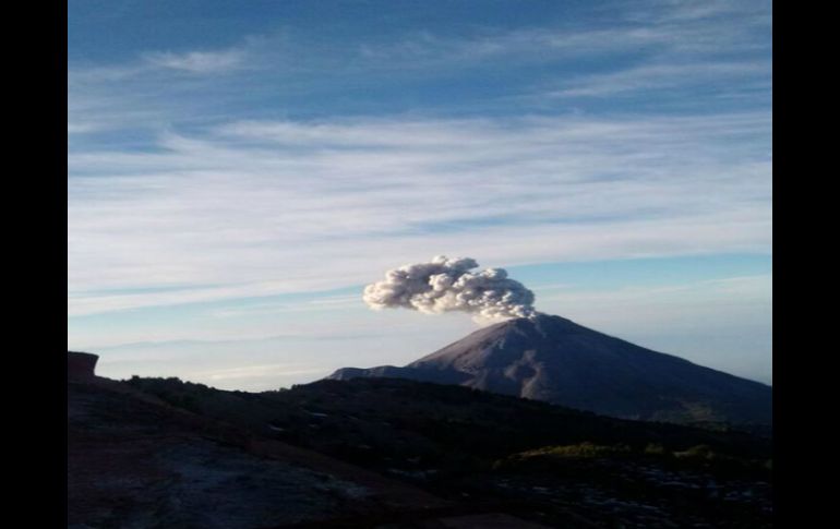 Según el vulcanólogo Carlos Suárez, el cráter del coloso tiene hasta el momento unos 200 metros de diámetro,y aprox. 45 de profundidad. TWITTER / @PCJalisco