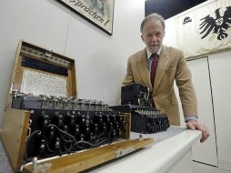 El fundador del Museo de la Segunda Guerra Mundial, Kenneth Rendell, posa con una de las máquinas codificadoras de la exposición. AP / E. Amendola