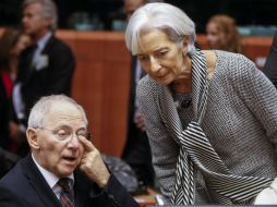 El ministro de Finanzas alemán, Wolfgang Schäuble, conversa con la directora gerente del FMI, Christine Lagarde. EFE / O. Hoslet