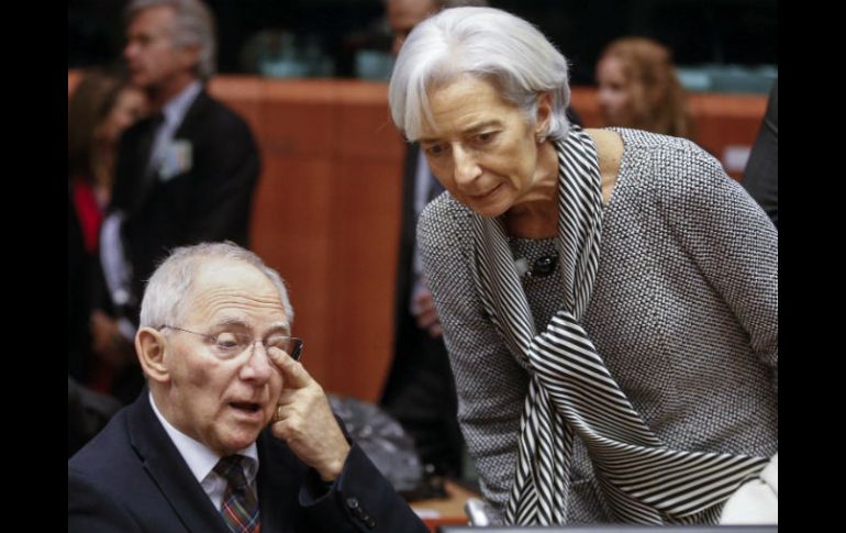 El ministro de Finanzas alemán, Wolfgang Schäuble, conversa con la directora gerente del FMI, Christine Lagarde. EFE / O. Hoslet