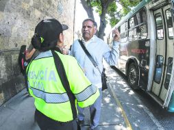 Un transeúnte dialoga con una agente vial en la Avenida Alcalde y San Felipe. EL INFORMADOR / A. HernÁndez