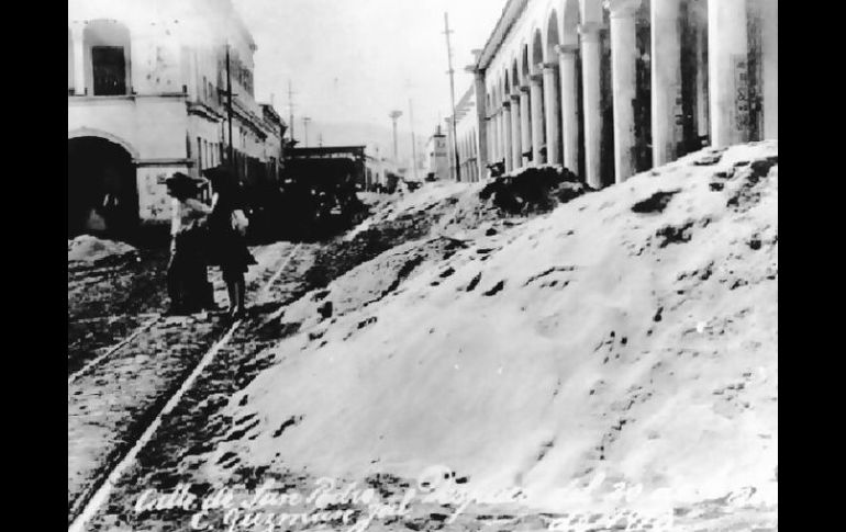 Histórico. El despertar del Volcán de Colima dejó una alfombra de siete centímetros de ceniza. ESPECIAL /