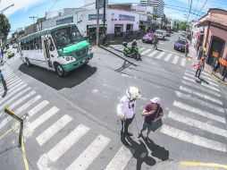 Desconocimiento. Los usuarios del transporte se mostraron desconcertados en el primer día del cierre de Avenida Alcalde. EL INFORMADOR / A. HernÁndez