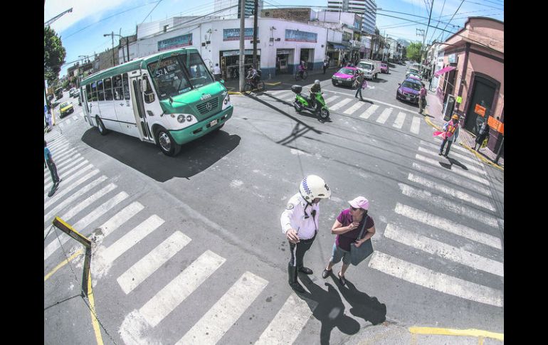 Desconocimiento. Los usuarios del transporte se mostraron desconcertados en el primer día del cierre de Avenida Alcalde. EL INFORMADOR / A. HernÁndez