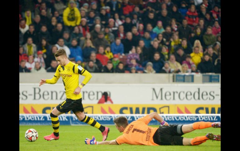 Marco Reus aprovechó un error del arquero para sentenciar al Stuttgart. EFE / M. Murat