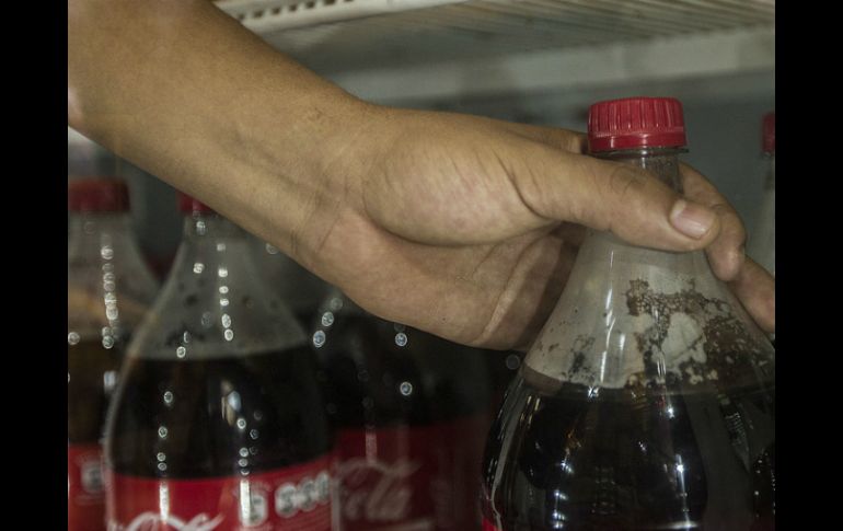 Uno de los dueños de una tienda de abarrotes explica que gran parte de sus ganancias se basa en los productos de la refresquera. EL INFORMADOR / ARCHIVO