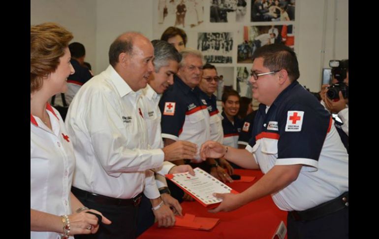 El presidente nacional de la Institución, Fernando Suinaga Cárdenas (i), entregó los reconocimientos personalmente. FACEBOOK / Cruz Roja Mexicana Sede Nacional