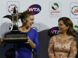 Simona Halep (izq.) posa con su trofeo en compañía de la princesa Haya Bint Al-Hussein (der.), esposa del mandatario de Dubai. AFP / K. Sahib