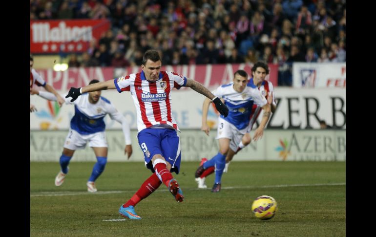 El croata Mario Mandzukic del Atleti (c) realiza la primer anotación al minuto 13 del partido. AP / D. Ochoa