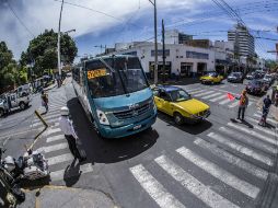 Oficiales de vialidad se encuentran en la zona informando a los peatones que desconocen el nuevo derrotero del transporte. EL INFORMADOR / ARCHIVO