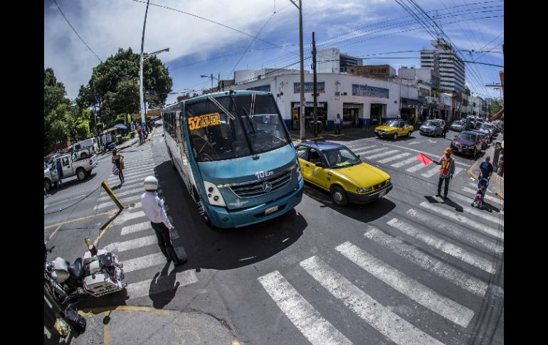 Oficiales de vialidad se encuentran en la zona informando a los peatones que desconocen el nuevo derrotero del transporte. EL INFORMADOR / ARCHIVO