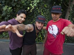 Danilo Rodríguez (izq.), Juan Martínez 'Dr. Native' y Rene Dionisio 'Tz'utu Baktun Kan' (der.) posan en el estudio de grabación. AP / M. Castillo