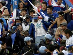 La disputa entre los efectivos capitalinos y el grupo de animación La Sangre Azul, duró menos de diez minutos. AFP / A. Estrella