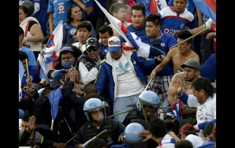 La disputa entre los efectivos capitalinos y el grupo de animación La Sangre Azul, duró menos de diez minutos. AFP / A. Estrella