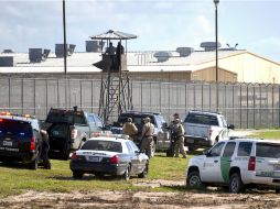 Oficiales de otros condados acudieron al Centro Correccional de Willacy, Texas, para controlar el levantamiento. AP / D. Pike