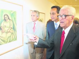 Raúl Anguiano (derecha) inauguró el museo que lleva su nombre, junto a Fernando Garza (centro), alcalde de Guadalajara en 2003. EL INFORMADOR / ARCHIVO