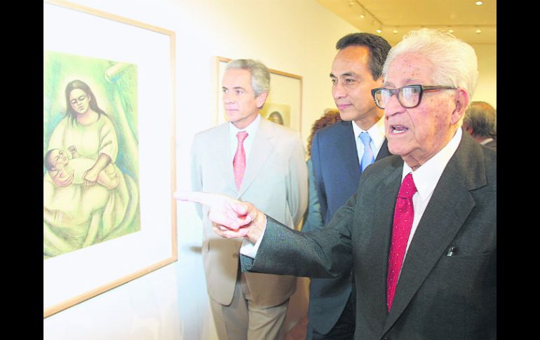 Raúl Anguiano (derecha) inauguró el museo que lleva su nombre, junto a Fernando Garza (centro), alcalde de Guadalajara en 2003. EL INFORMADOR / ARCHIVO