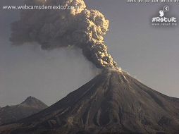 El Volcán de Colima registró una exhalación que dejó una nube de humo gris de dos mil metros de altura. TWITTER / @webcamsdemexico