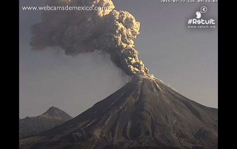 El Volcán de Colima registró una exhalación que dejó una nube de humo gris de dos mil metros de altura. TWITTER / @webcamsdemexico