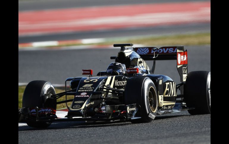 Romain Grosjean confirmó el dominio de Lotus en las pruebas de Barcelona. AFP / Q. García