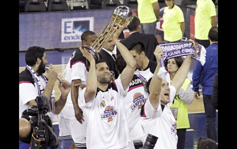 El capitán del Real Madrid, Felipe Reyes (c), levanta la Copa del Rey de baloncesto tras vencer en la final a los blaugranas. EFE / A. Medina