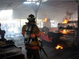 El estallido provocó un incendio que dejó un saldo de 70 personas con quemaduras y pérdidas calculadas en 50 mil dólares. AP / F. Antonio