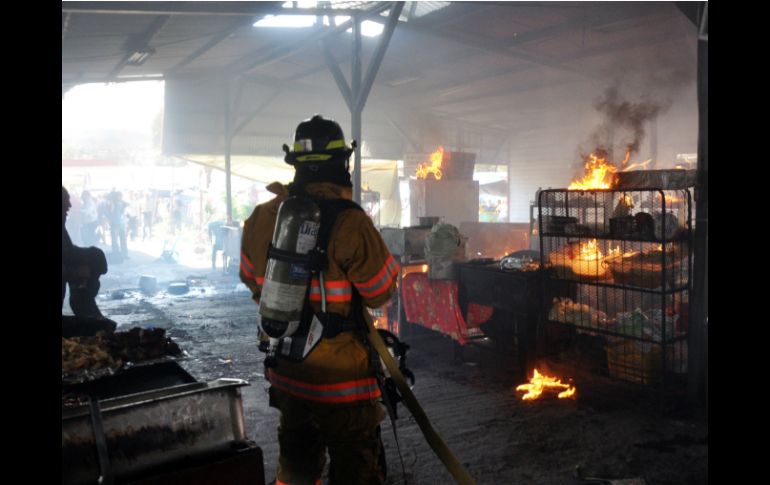 El estallido provocó un incendio que dejó un saldo de 70 personas con quemaduras y pérdidas calculadas en 50 mil dólares. AP / F. Antonio