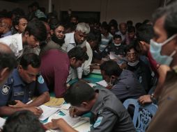 Familiares de los pasajeros del naufragio dan los nombres de sus parientes a las autoridades con la esperanza de localizarlos. AP / A. M. Ahad