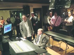 El rector del ITESO, José Morales Orozco (sentado), conociendo salas de edición de audio y video del nuevo laboratorio. ESPECIAL / ITESO